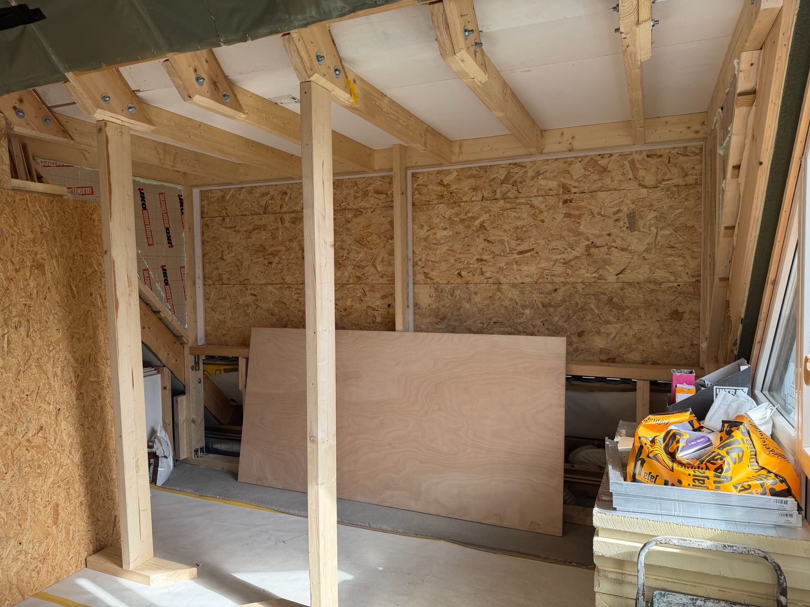 Houtskeletconstructie met OSB-beplating, opgebouwd op een bestaande verdiepingsvloer
