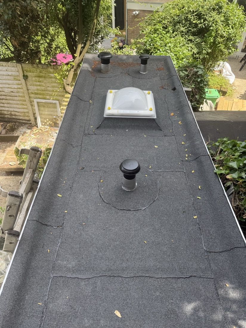 Vernieuwde platte dakbedekking met lichtkoepel