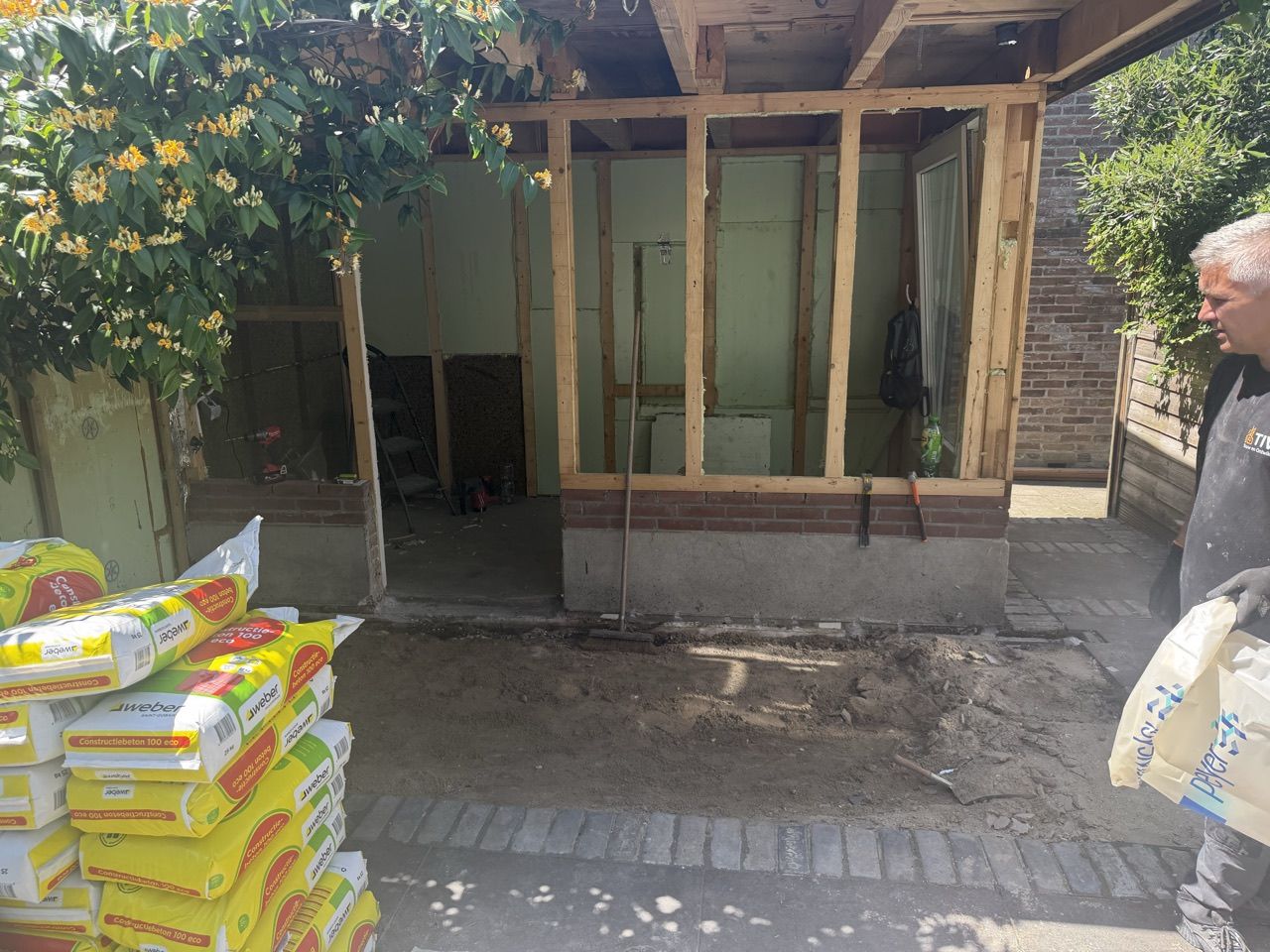 Uitbouw in aanbouw met houten constructie op een gemetselde basis