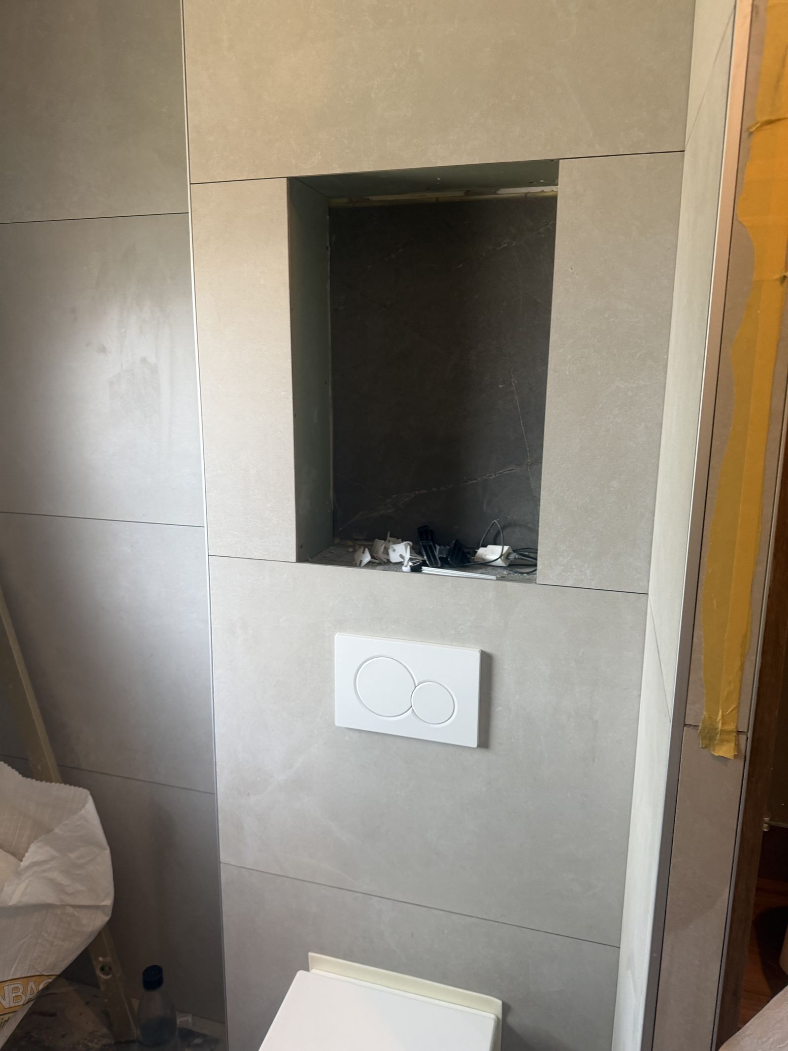 De nis in het nieuwe tegelwerk van het toilet, nog zonder verlichting en afwerking