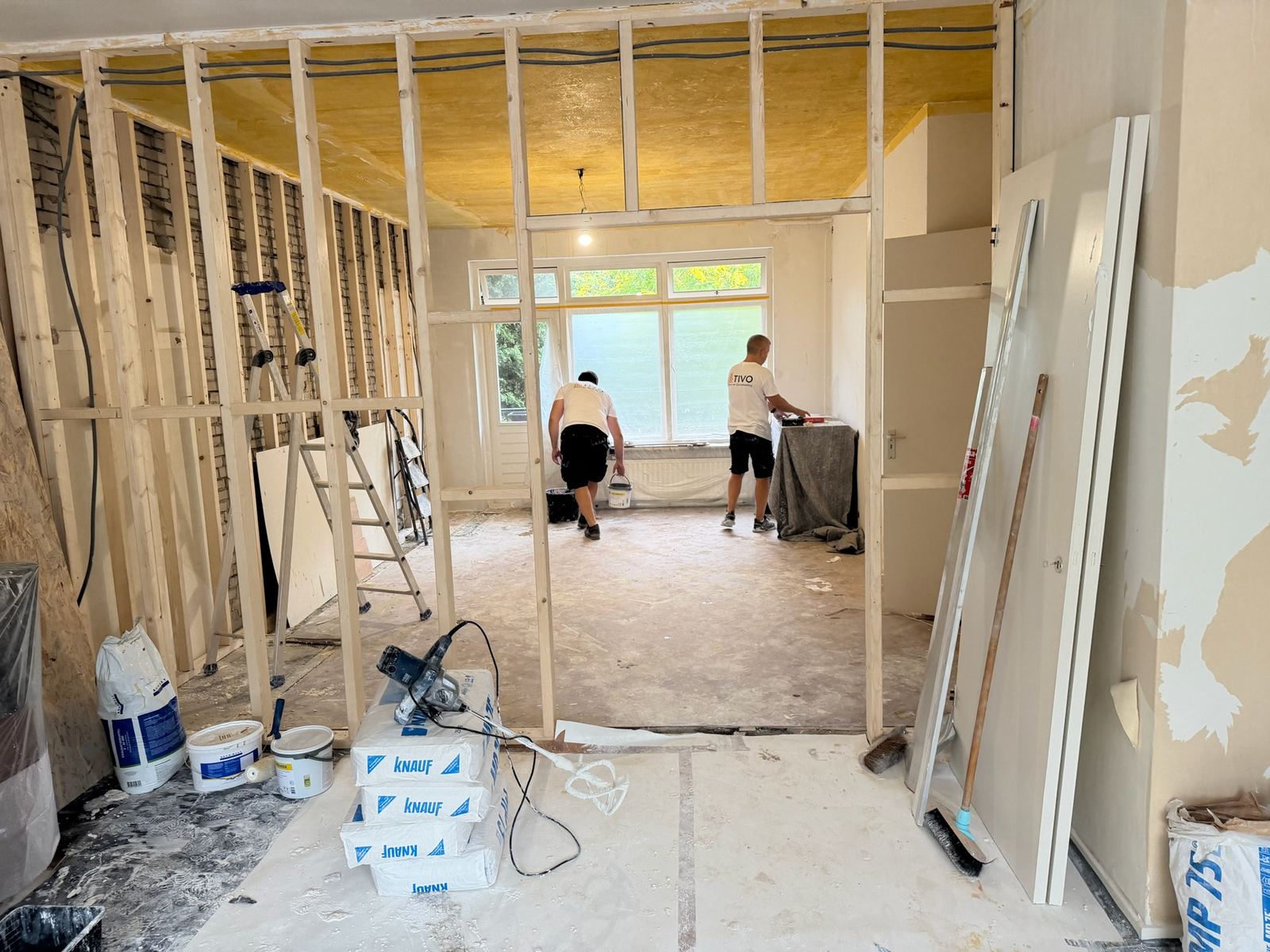 Nieuwe binnenwanden in houtskelet, met isolatie tussen de plafondbalken