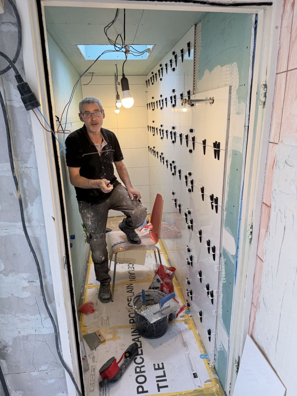 TIVO-vakman tijdens een badkamerrenovatie