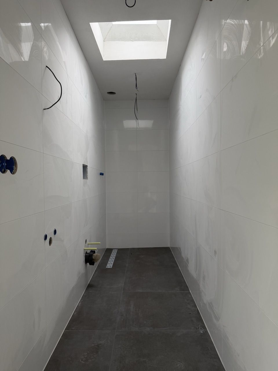 Frisse, afgewerkte badkamer met inloopdouche na renovatie door TIVO