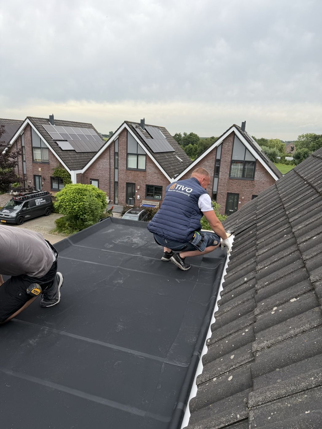 TIVO-vakmensen aan het werk op het dak van een woning
